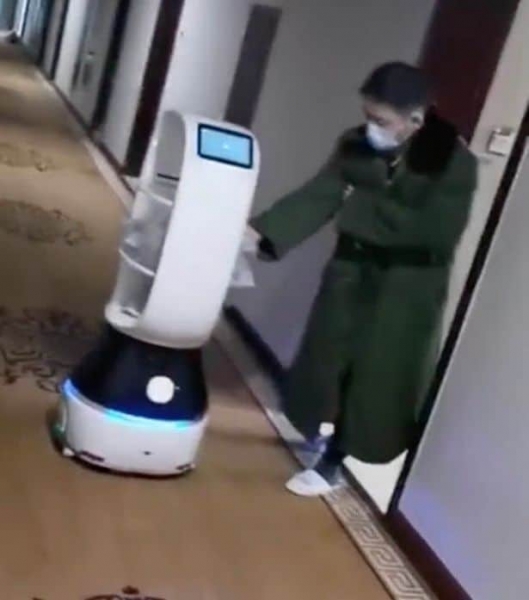 Resultado de imagen para Robot reparte comida a personas en cuarentena por coronavirus